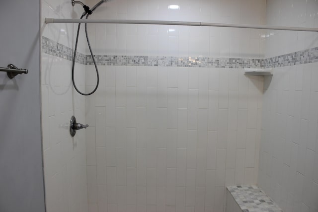 full bath with tiled shower