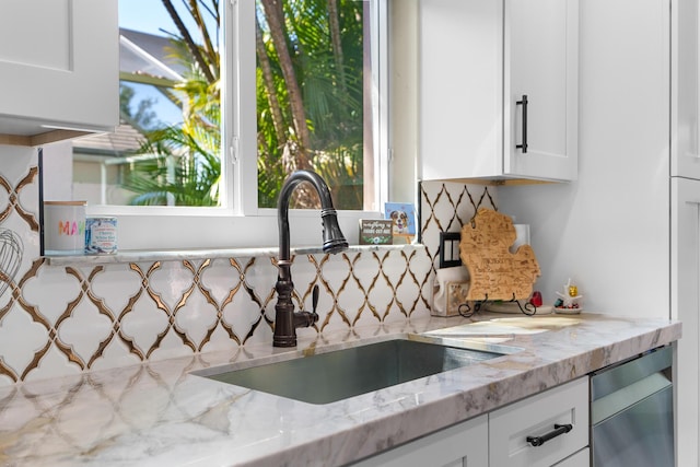 7884 Travlers Tree Dr, Boca Raton, FL 33433 - kitchen featuring a sink, tasteful backsplash, white cabinets, and plenty of natural light