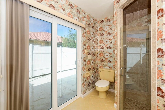 1117 SE Mendoza Ave, Port Saint Lucie, FL 34952 - full bath featuring wallpapered walls, a shower stall, toilet, tile patterned floors, and baseboards