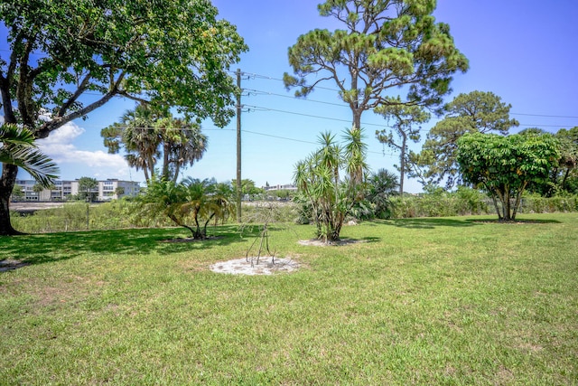 134 Southampton Unit B, West Palm Beach, FL 33417 - view of green lawn