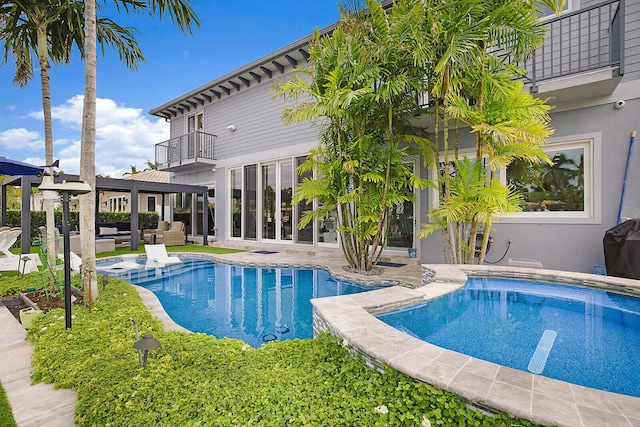 311 SE 11th St, Pompano Beach, FL 33060 - view of pool with a patio, outdoor lounge area, and a pool with connected hot tub