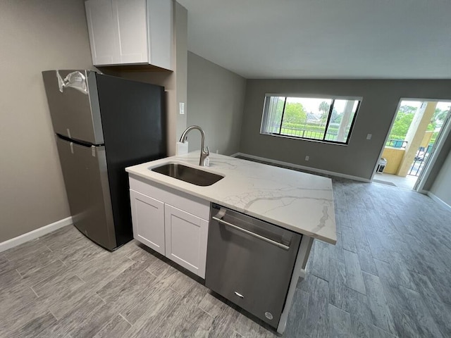 1432 Meadows Cir W, Boynton Beach, FL 33436 - kitchen with appliances with stainless steel finishes, a sink, open floor plan, and light wood-style floors