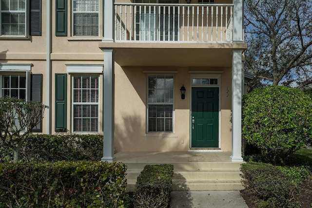 122 Ashley Ct, Jupiter, FL 33458 - entrance to property with stucco siding and a balcony