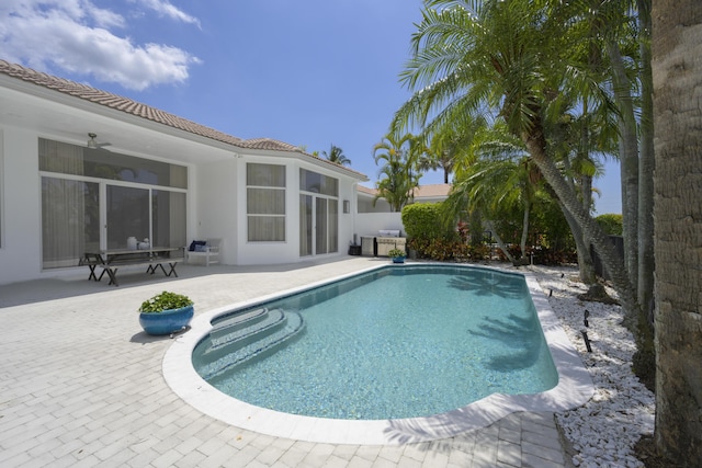 157 Esperanza Way, Palm Beach Gardens, FL 33418 - view of pool featuring a patio area and a fenced backyard