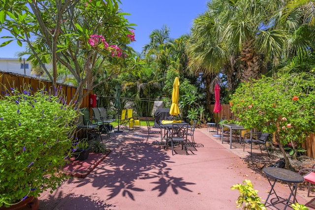 302 Lake Osborne Dr Unit 15, Lake Worth, FL 33461 - view of patio with a fenced backyard and outdoor dining area