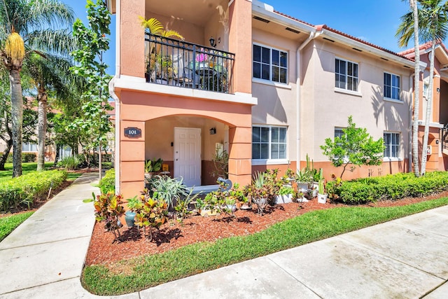 view of front of property featuring stucco siding and a balcony