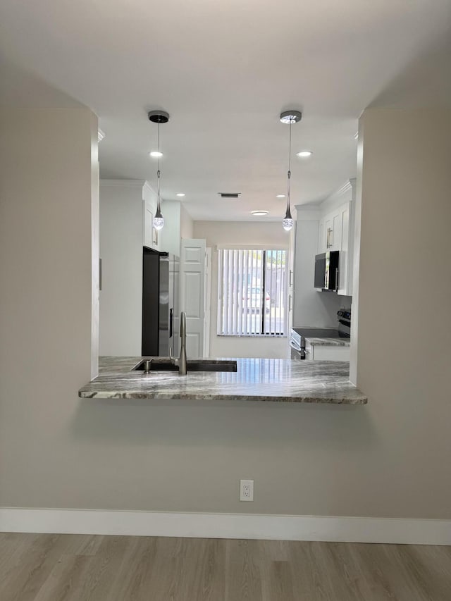 14814 Wildflower Ln, Delray Beach, FL 33446 - kitchen featuring stainless steel appliances, a sink, white cabinetry, baseboards, and recessed lighting