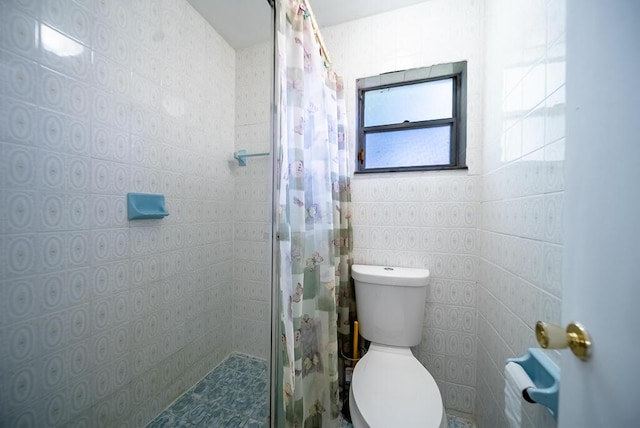4424 Regency Dr, Lake Worth, FL 33461 - bathroom with a tile shower, toilet, and tile walls