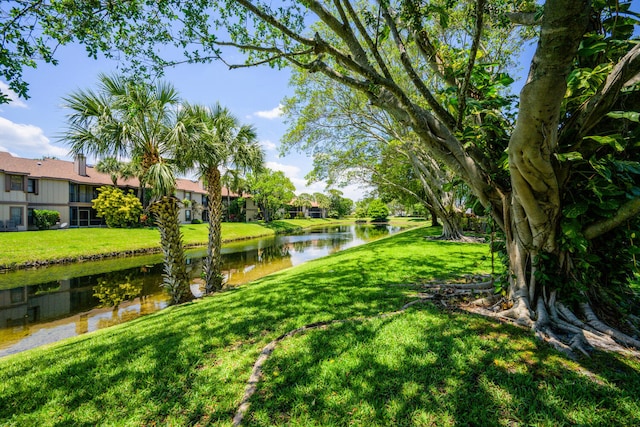 view of grassy yard featuring a water view