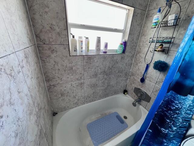 4928 Jefferson Rd, Delray Beach, FL 33445 - bathroom featuring shower / tub combo with curtain
