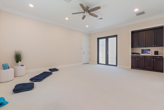 exercise area with crown molding, a ceiling fan, recessed lighting, light colored carpet, and baseboards