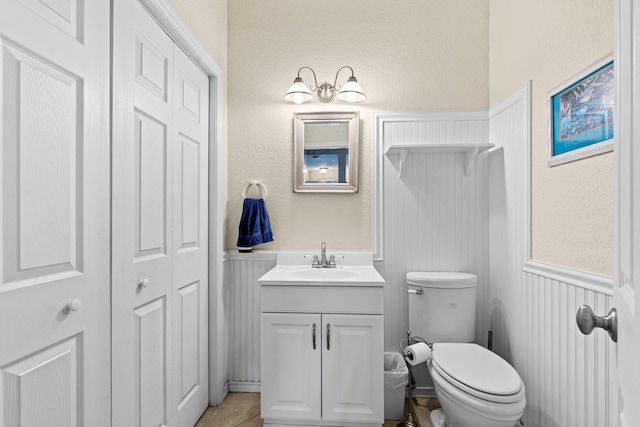 15180 69th Dr N, Palm Beach Gardens, FL 33418 - bathroom with toilet, vanity, and a textured wall