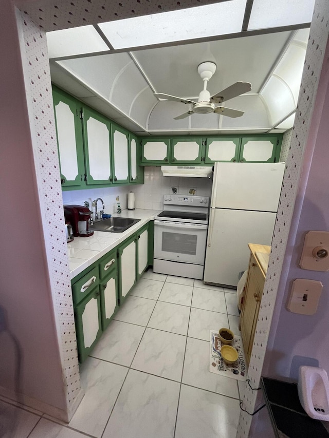 262 Sussex M, West Palm Beach, FL 33417 - kitchen featuring green cabinetry, white appliances, a sink, under cabinet range hood, and ceiling fan