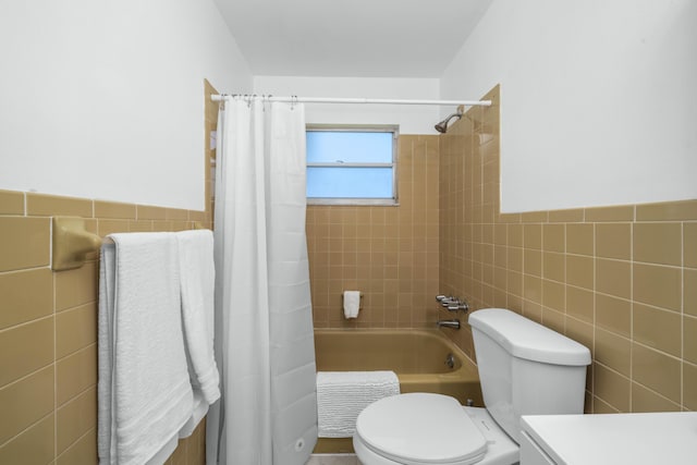 251 Grape Rd NW, Lake Placid, FL 33852 - full bathroom featuring tile walls, toilet, shower / tub combo, and a wainscoted wall
