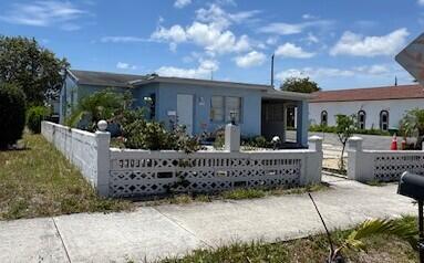 view of front of home with a fenced front yard