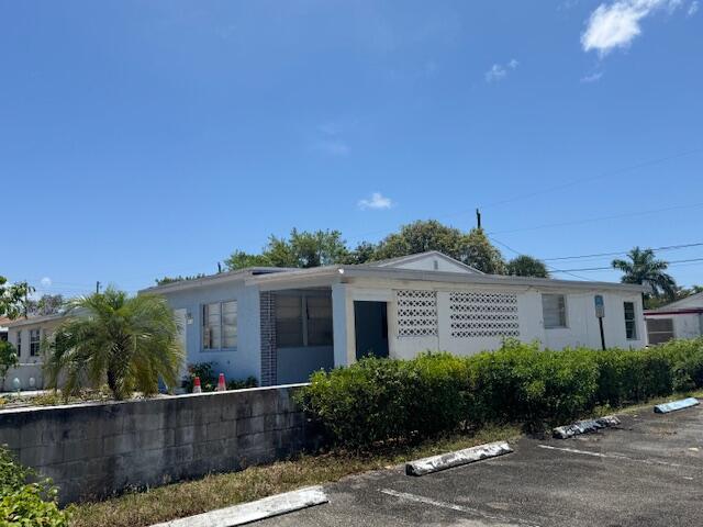 view of front of property featuring uncovered parking
