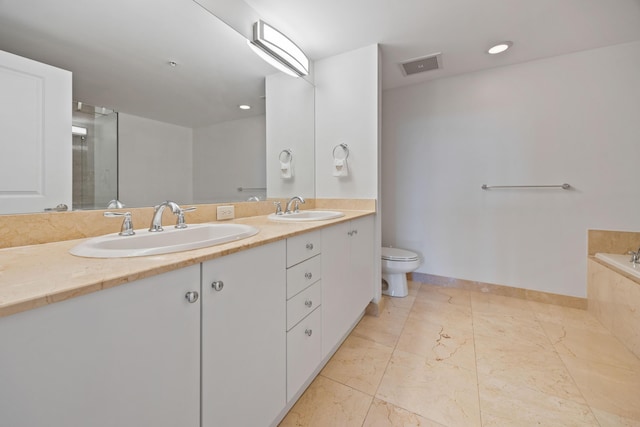 350 N Federal Hwy SE Unit 506, Boynton Beach, FL 33435 - bathroom with double vanity, toilet, a bath, and recessed lighting