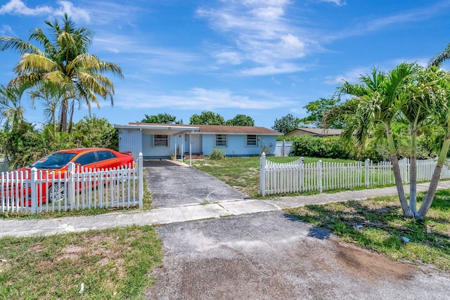 single story home with driveway
