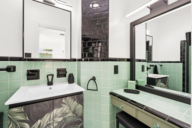 1428 N M St, Lake Worth Beach, FL 33460 - bathroom featuring tile walls and vanity