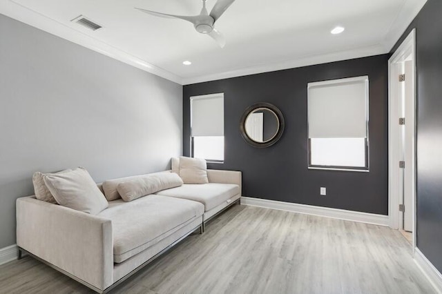 living area with ceiling fan, light wood-style floors, baseboards, crown molding, and recessed lighting