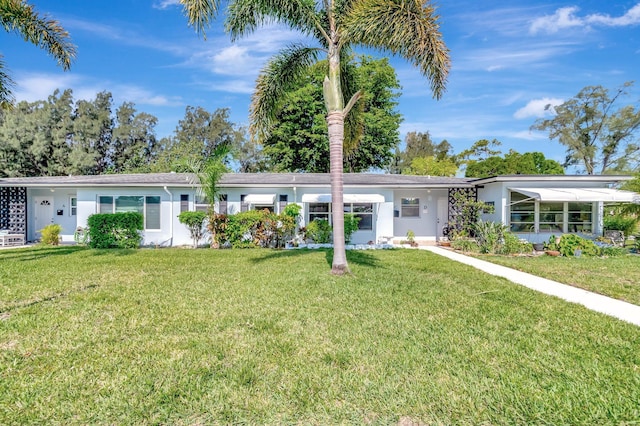 410 High Point Dr Unit C, Delray Beach, FL 33445 - ranch-style house featuring a front yard and stucco siding