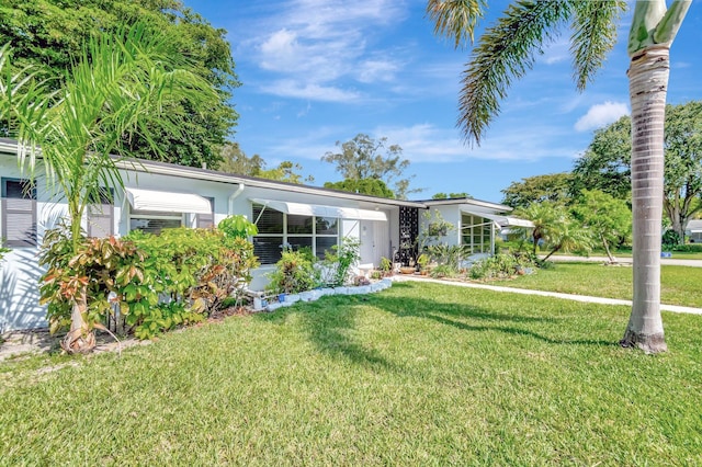410 High Point Dr Unit C, Delray Beach, FL 33445 - view of front facade featuring a front lawn and stucco siding