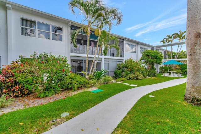 2161 NE 42nd Ct Unit 116, Lighthouse Point, FL 33064 - view of property's community featuring a lawn