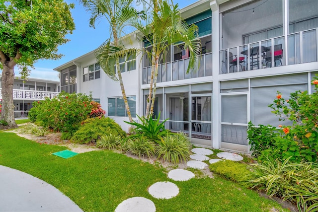 2161 NE 42nd Ct Unit 116, Lighthouse Point, FL 33064 - view of green lawn featuring a sunroom