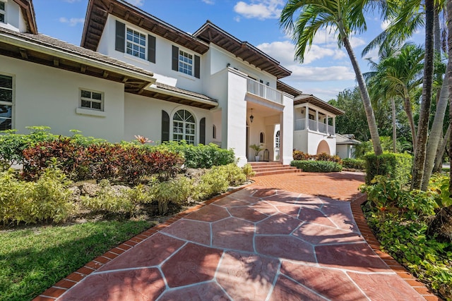 2 Firestone Cir, West Palm Beach, FL 33401 - view of front of home featuring stucco siding and a balcony