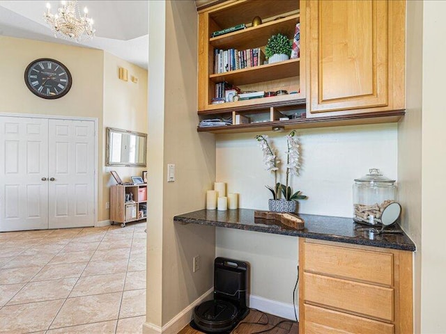 6575 NW Pomona Ct, Port Saint Lucie, FL 34983 - bar area featuring light tile patterned floors and a chandelier