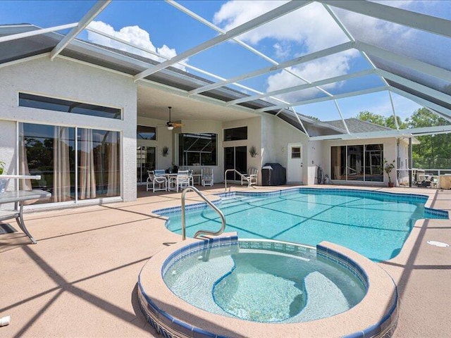 6575 NW Pomona Ct, Port Saint Lucie, FL 34983 - view of swimming pool with a pool with connected hot tub, a patio, a ceiling fan, and a lanai