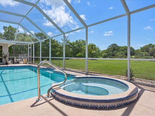 6575 NW Pomona Ct, Port Saint Lucie, FL 34983 - view of pool featuring a yard, glass enclosure, a pool with connected hot tub, and view of wooded area
