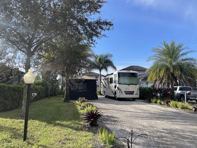 view of front of property featuring a front yard