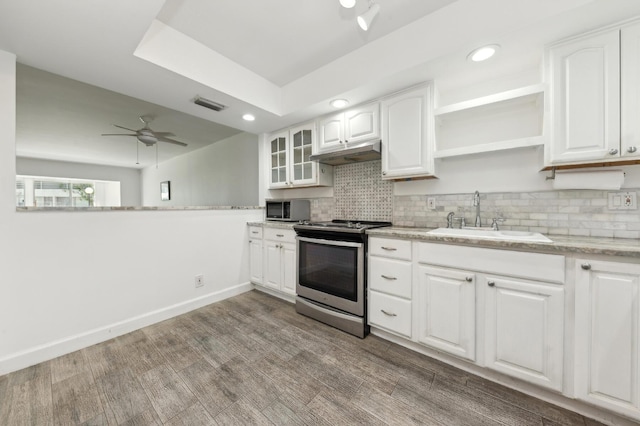 3186 Via Poinciana Unit 115, Lake Worth, FL 33467 - kitchen featuring stainless steel appliances, a sink, under cabinet range hood, white cabinets, and recessed lighting