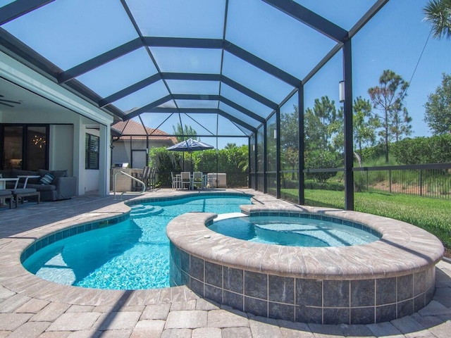 5082 Monroe Cir, Vero Beach, FL 32967 - view of pool featuring a patio, a pool with connected hot tub, a lanai, and a ceiling fan