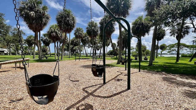 1120 S Federal Hwy, Lake Worth, FL 33460 - view of property's community featuring a lawn