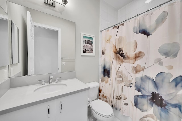 full bath with vanity, toilet, and a shower with shower curtain