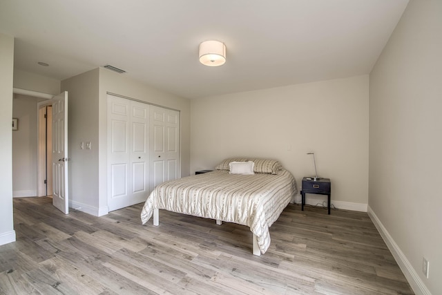6 E Lexington Ln Unit C, Palm Beach Gardens, FL 33418 - bedroom with wood finished floors, baseboards, and a closet