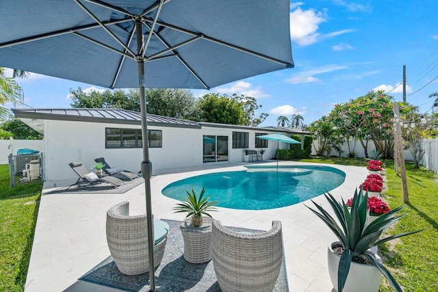 812 Chapel Hill Blvd, Boynton Beach, FL 33435 - view of pool featuring a patio and a fenced backyard