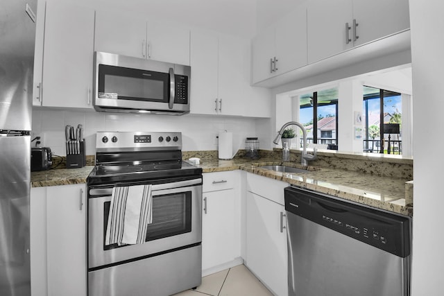 5451 Verona Dr Unit M, Boynton Beach, FL 33437 - kitchen featuring stainless steel appliances, a sink, tasteful backsplash, and white cabinetry