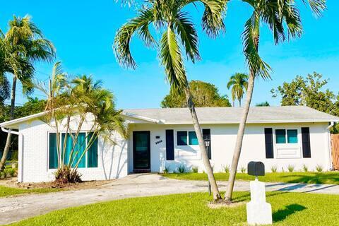 2809 SW 46th St, Dania Beach, FL 33312 - view of front facade with a front yard and stucco siding