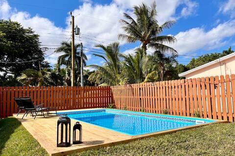 2809 SW 46th St, Dania Beach, FL 33312 - view of swimming pool featuring a fenced backyard