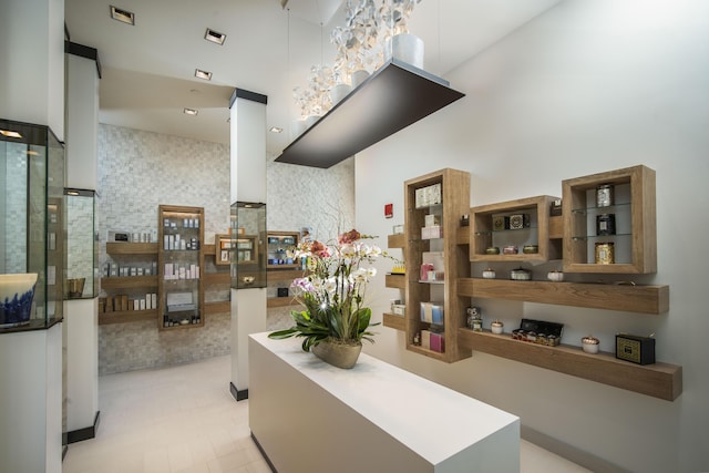 7919 L Aquila Way, Delray Beach, FL 33446 - reception area featuring a towering ceiling