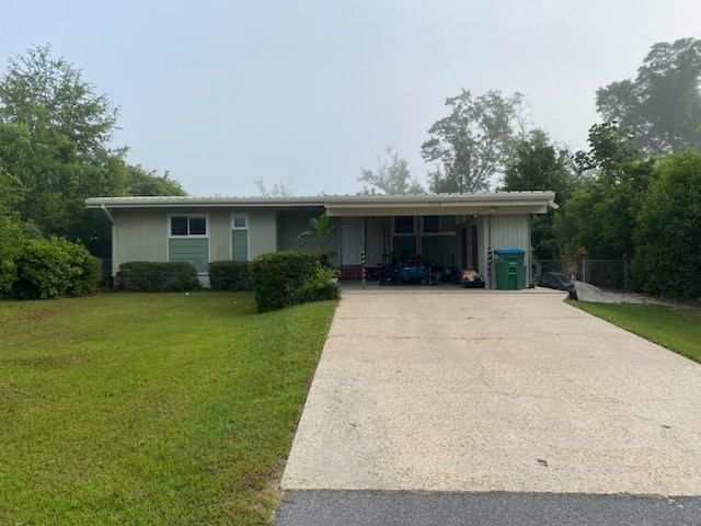 4318 7th Ave, Marianna, FL 32446 - ranch-style home featuring driveway and a front yard