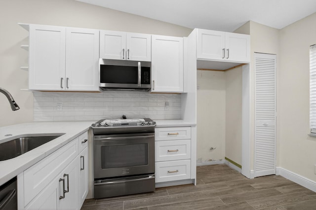 8583 Overset Ln Unit C, Boca Raton, FL 33496 - kitchen with stainless steel appliances, white cabinetry, dark wood-type flooring, backsplash, and lofted ceiling