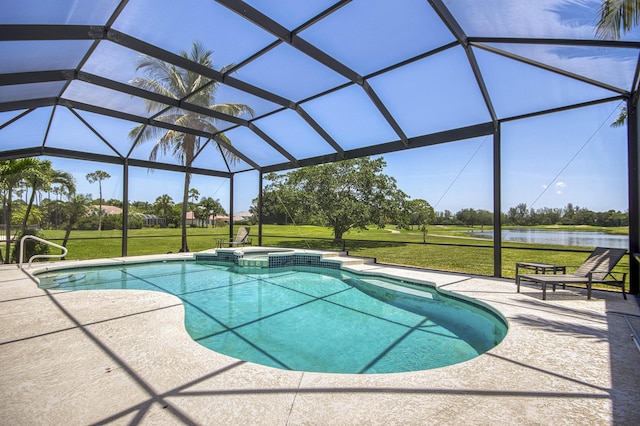 view of swimming pool featuring a lawn, a patio, a water view, a pool with connected hot tub, and a lanai