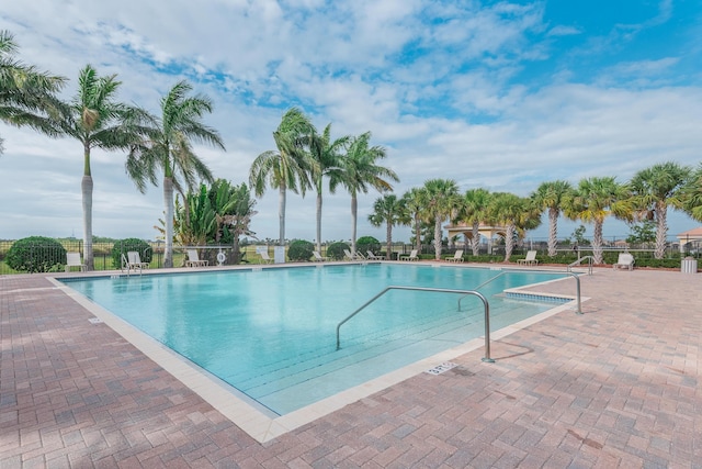 852 Gairloch Ln, Fort Pierce, FL 34947 - community pool with a patio
