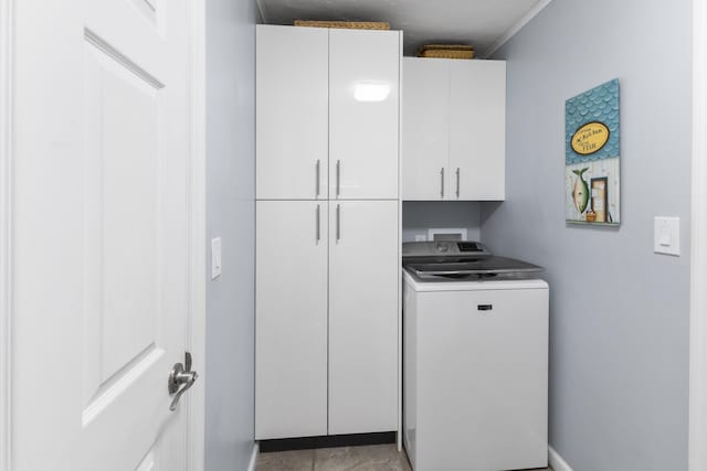 454 Tequesta Dr, Tequesta, FL 33469 - washroom featuring washer / clothes dryer, cabinet space, and baseboards