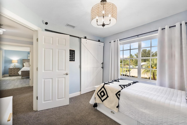 bedroom with carpet floors, a barn door, a chandelier, baseboards, and ornamental molding