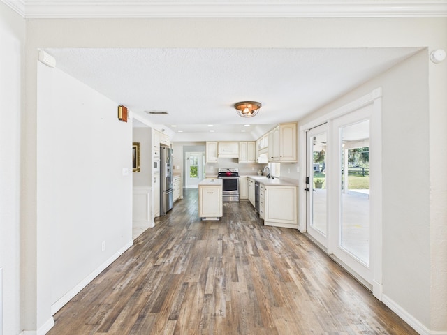 2045 SW 18th Ln, Okeechobee, FL 34974 - kitchen with stainless steel appliances, a sink, wood finished floors, light countertops, and a center island